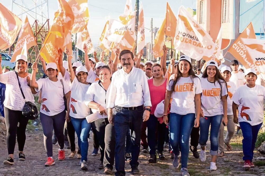 Raúl Mejía, de Movimiento Ciudadano, se reunió con mujeres durante su recorrido por el municipio de Acaponeta (TOMADA DE FACEBOOK)