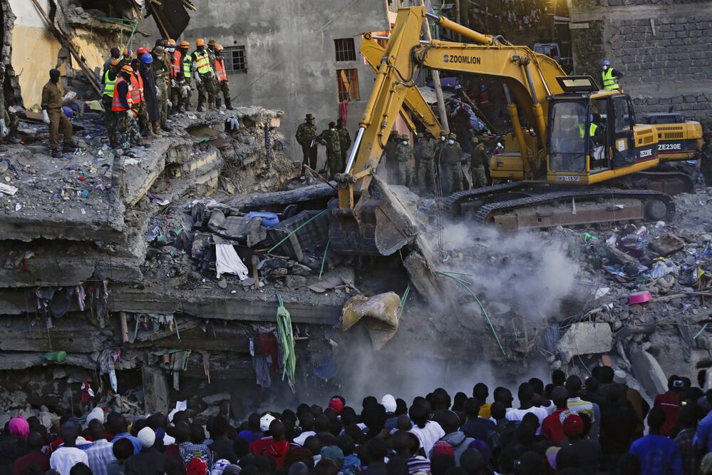 Miembros de los cuerpos de rescate buscan supervivientes en el edificio de seis pisos que se derrumbó la noche del viernes en un barrio marginal de Nairobi (EFE)