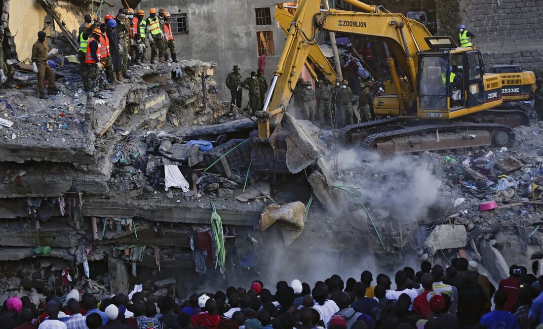 Miembros de los cuerpos de rescate buscan supervivientes en el edificio de seis pisos que se derrumbó la noche del viernes en un barrio marginal de Nairobi (EFE)