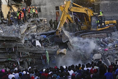 Suman 33 muertos tras derrumbe en Nairobi