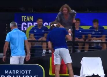 Tenista es regañado por su mamá en pleno partido