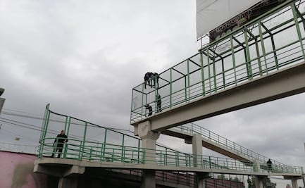 Policías evitan que hombre se arroje desde puente peatonal en Ecatepec