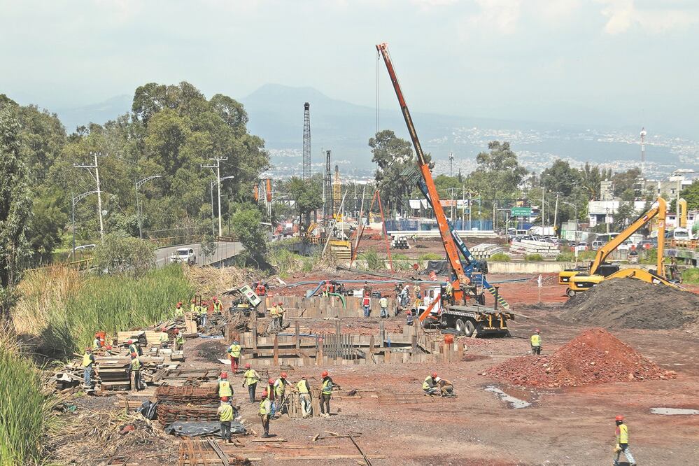 EL UNIVERSAL observó que en la zona de obra del puente de Canal Nacional el perso n a l sigue trabajando. Según la Sobse, la construcción lleva un avance de menos de 50%. Foto: CARLOS MEJÍA. EL UNIVERSAL