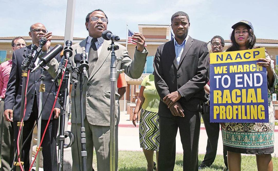 Líderes comunitarios se dieron cita en las afueras de los cuarteles policiales de McKinney, Texas