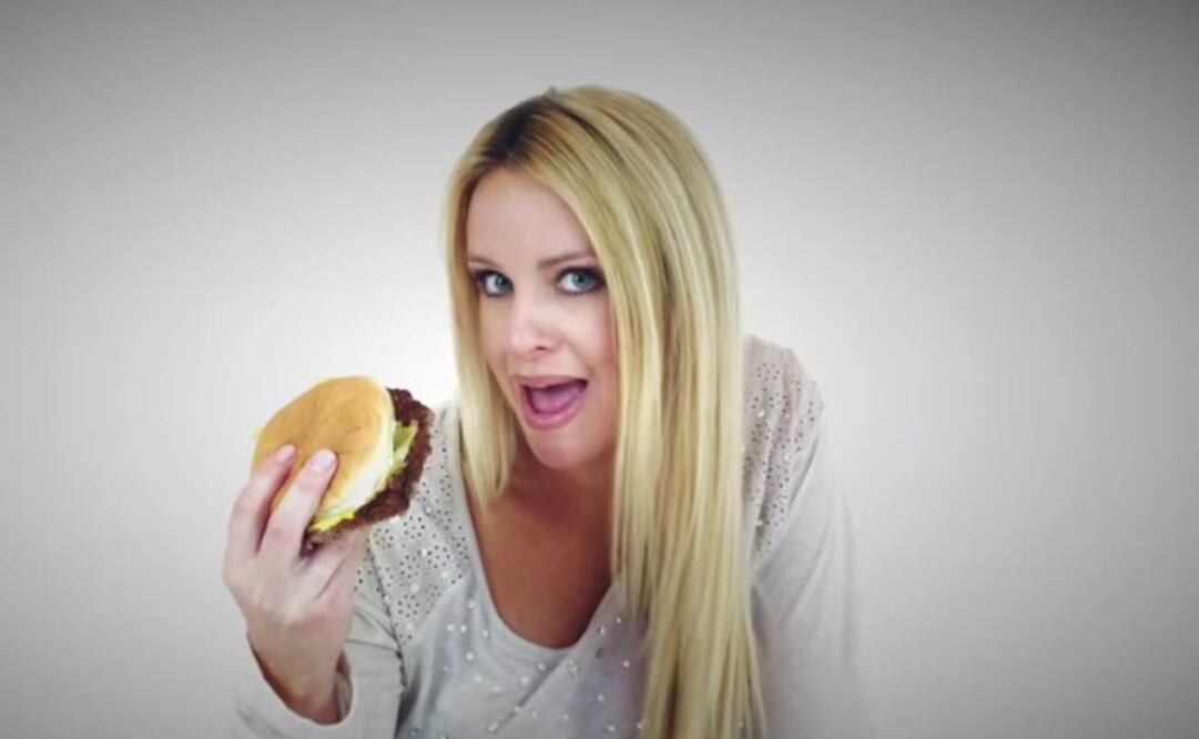 La bailarina expone que cuando ambos quedaron sin trabajo, decidieron crear una compañía de diseño. FOTO: Captura Youtube.