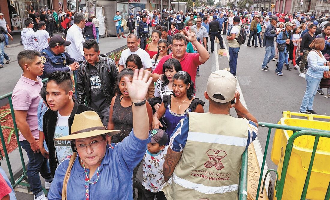 En el Zócalo, la Secretaría de Seguridad de la Ciudad de México reportó inicialmente 80 mil personas en espera del Grito. DIEGO SIMÓN. EL UNIVERSAL
