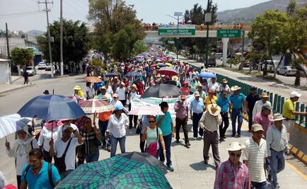 Marchan maestros en la Autopista del Sol