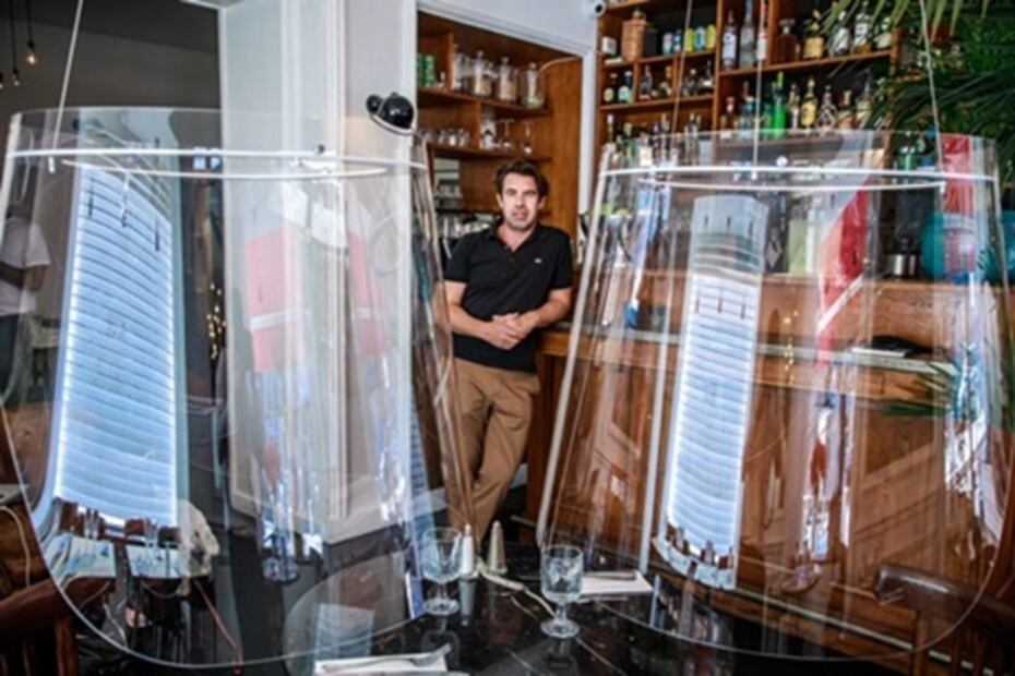 Diseñan campanas de plástico para comensales en París tras la pandemia