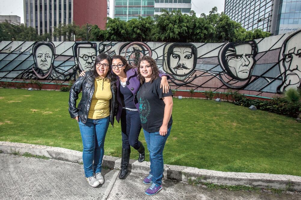 Mariel Solís (centro) con sus amigas Karla Campos y Miriam Rivera después de cuatro años de que quedaron más unidas por un #hashtag (YADÍN XOLALPA)