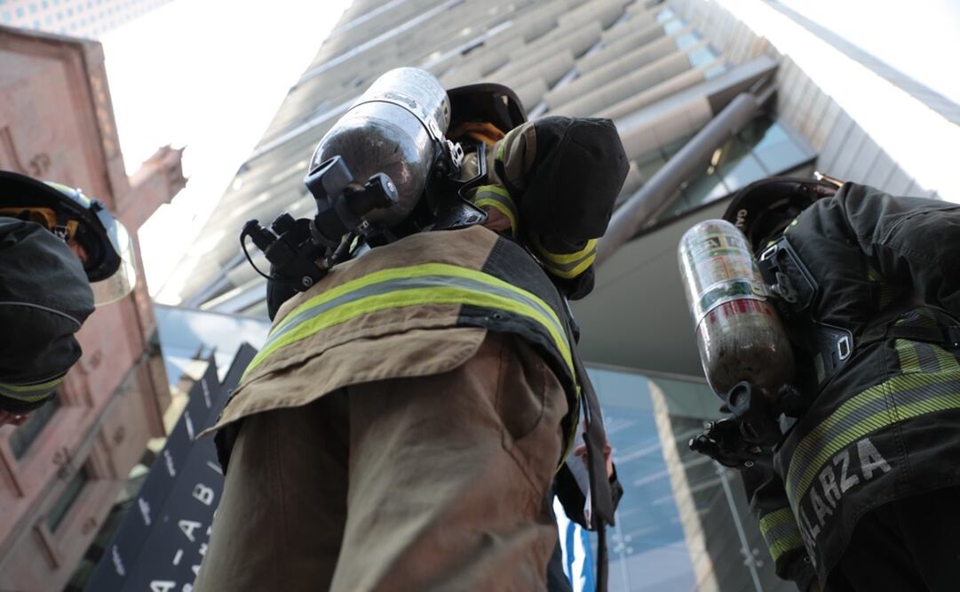 Algunos de los bomberos mostraban su rostro serio, concentrados, con música en audífonos. Foto: Juan Boites / EL UNIVERSAL