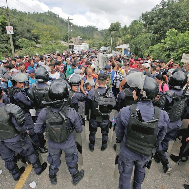 Policías de Honduras tratan de impedir el paso de un grupo de migrantes en la localidad de Agua Caliente, en la carretera que va hacia El Salvador. Foto: JORGE CABRERA. REUTERS