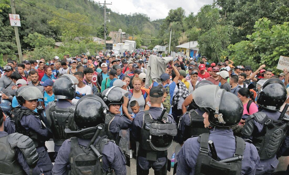 Policías de Honduras tratan de impedir el paso de un grupo de migrantes en la localidad de Agua Caliente, en la carretera que va hacia El Salvador. Foto: JORGE CABRERA. REUTERS