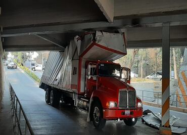 Camión queda atorado bajo puente de Lomas Verdes