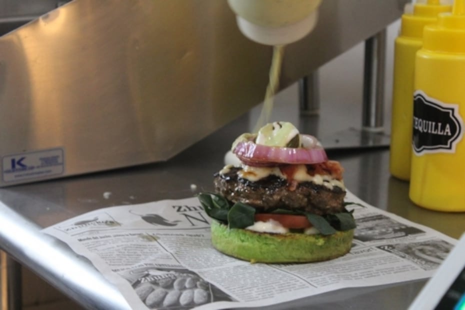 Bajas ventas lo llevan a crear la "coronaburguer"