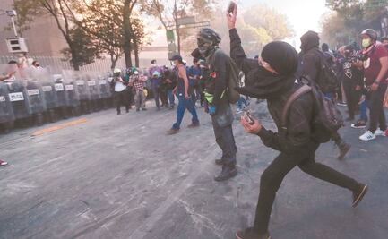 Frenan paso de anarquistas al Zócalo durante marcha del 2 de octubre