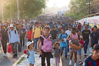 Dará gobierno dinero a migrantes de dos países más