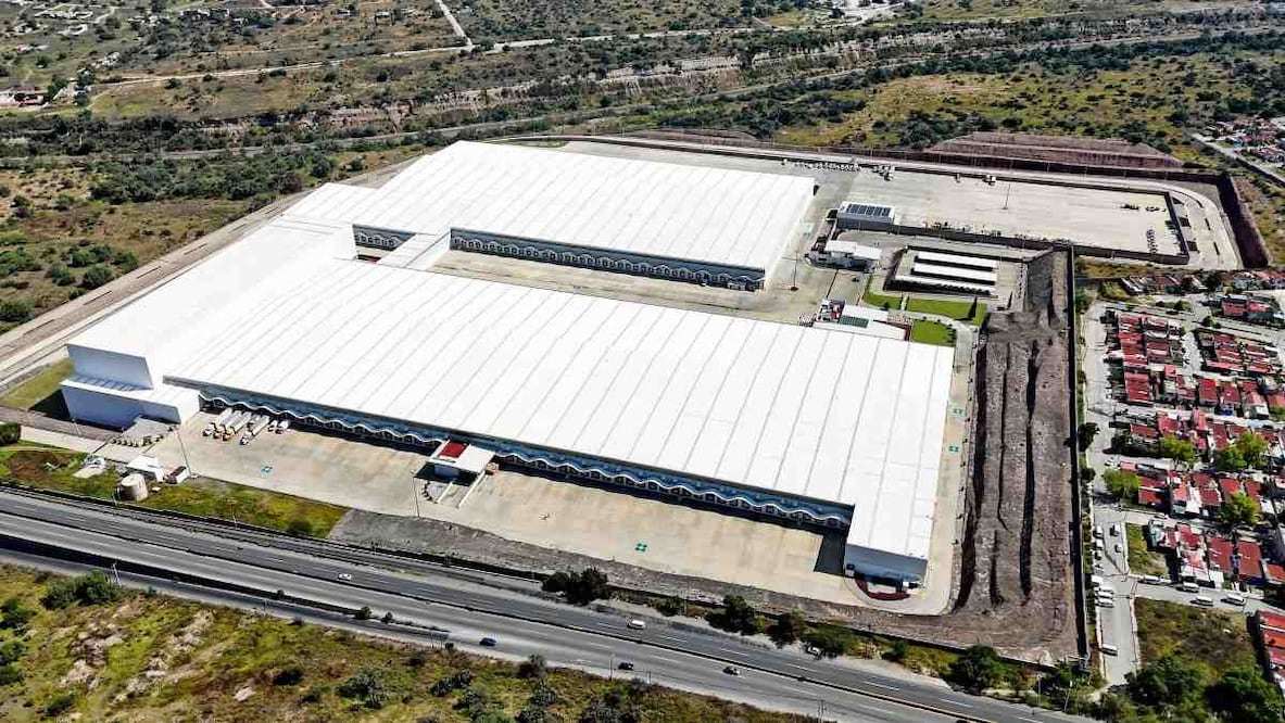 La nave industrial que alberga la Megafarmacia, sin vida. Foto: Hugo Salvador / EL UNIVERSAL