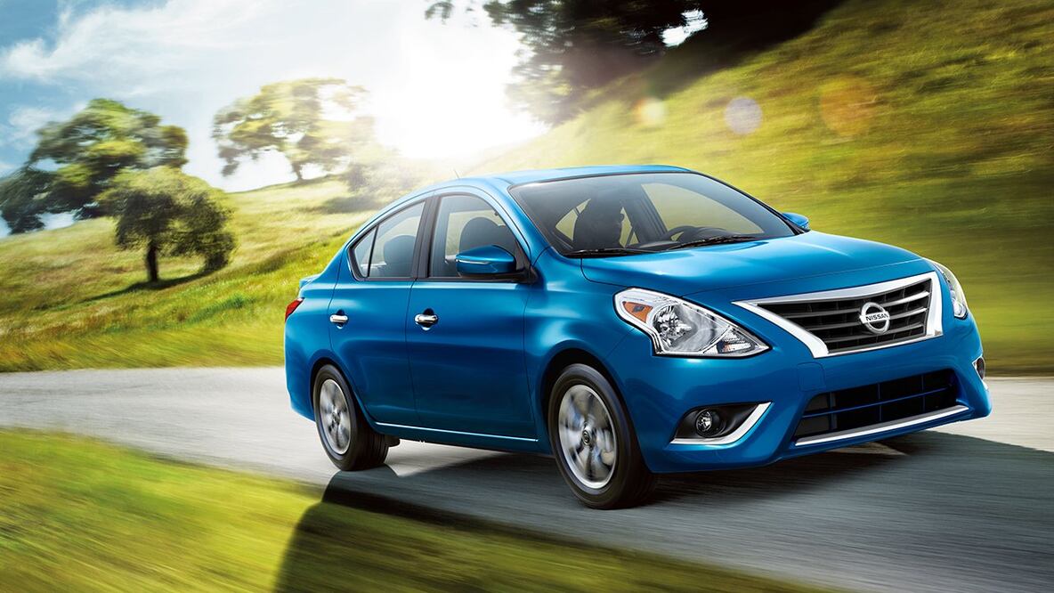 1. Nissan Versa: 59 mil 586 unidades vendidas hasta agosto. Este modelo tiene un motor de 1.6 litros de 106 hp y 105 lb pie de torque, está acoplado a una caja manual de 5 velocidades o una automática de cuatro. Su precio inicia desde los 181 mil 300 pesos hasta los 265 mil 300 pesos
