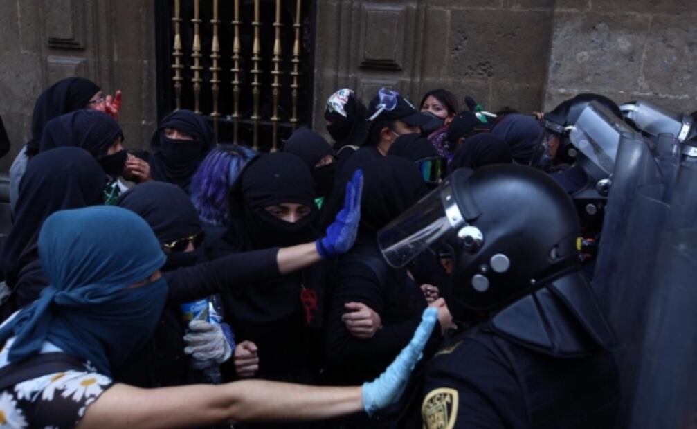 Resultan lesionadas 8 policías en marcha feminista de CDMX 