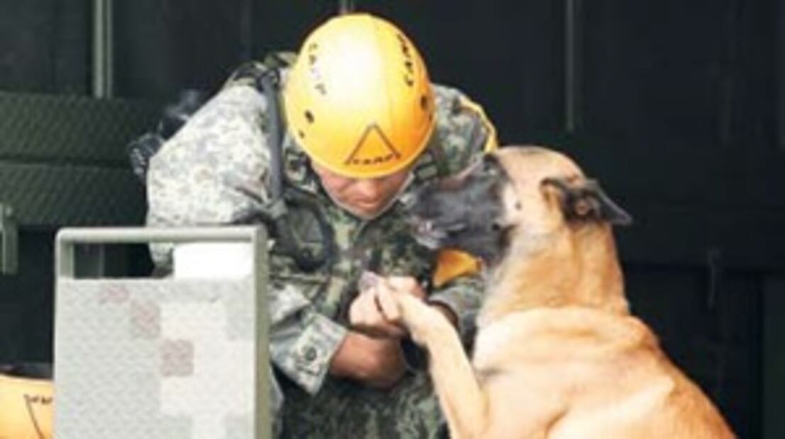 El Foco. El poder del silencio después de la tragedia: puños arriba