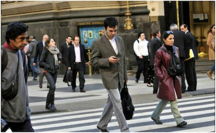 La ciudad que te multa por caminar viendo el celular