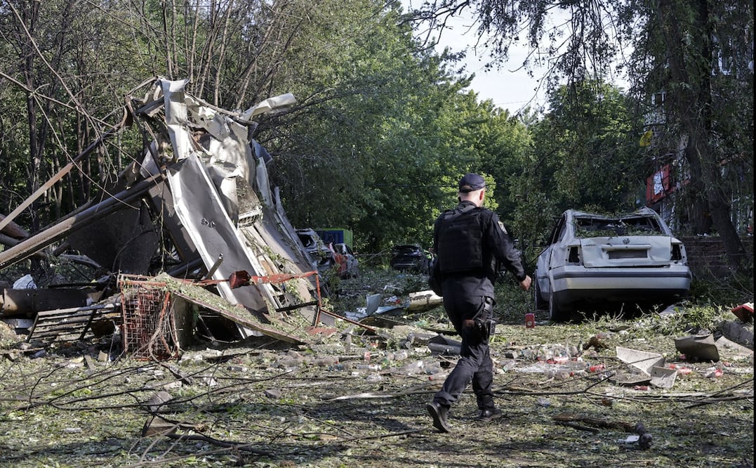 Un agente de policía ucraniano trabaja en el lugar de un ataque aéreo contra un edificio residencial de cinco plantas en Kiev, Ucrania, el 17 de junio de 2025. Foto: EFE/ARCHIVO