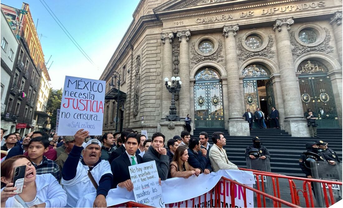 Toreros y ganaderos se manifiestan a un costado del Congreso de la Ciudad de México. 18/03/25 Fotos: Berenice Fregoso / EL UNIVERSAL