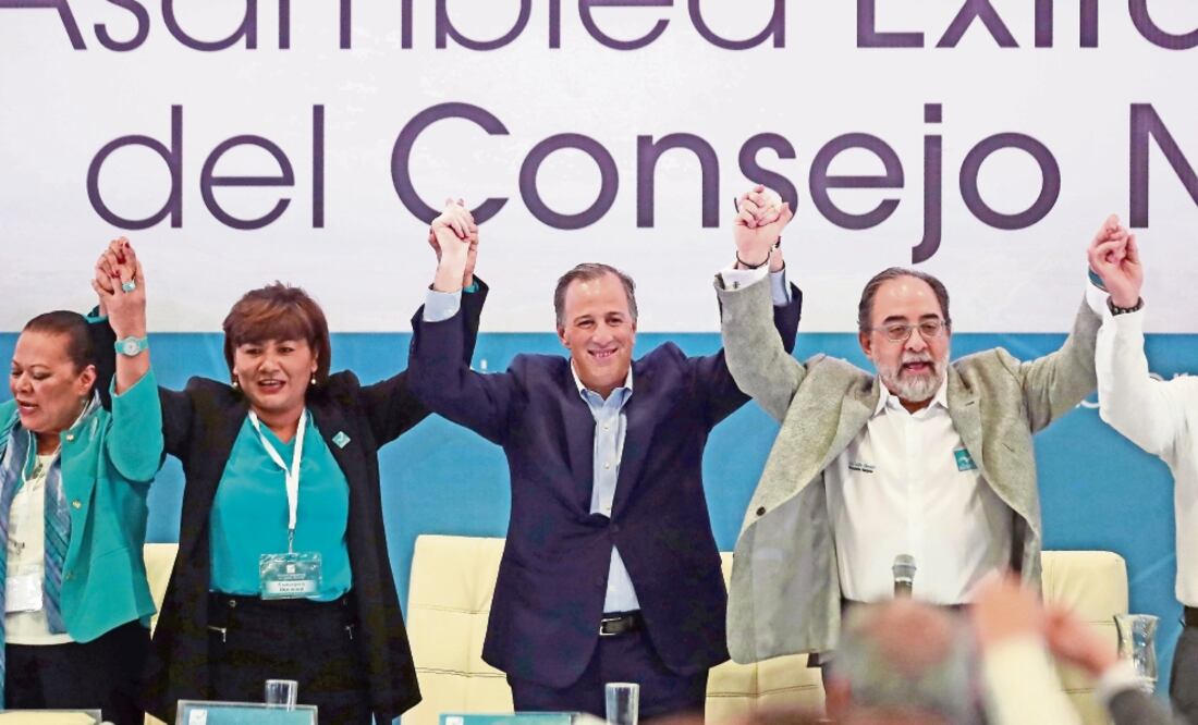 El Consejo Nacional de Nueva Alianza, presidido por Luis Castro (der.), votó a favor de José Antonio Meade (centro) como su candidato a Los Pinos durante su asamblea. (ALEJANDRO ACOSTA. EL UNIVERSAL)