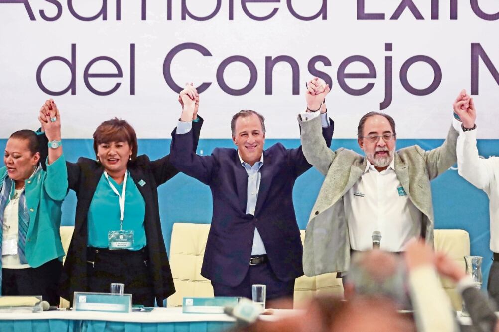 El Consejo Nacional de Nueva Alianza, presidido por Luis Castro (der.), votó a favor de José Antonio Meade (centro) como su candidato a Los Pinos durante su asamblea. (ALEJANDRO ACOSTA. EL UNIVERSAL)