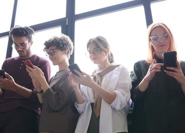 “Siempre tienen una excusa" ¿Por qué la mayoría de los jóvenes no contesta el teléfono?