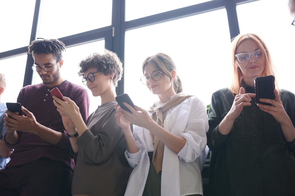 Para las generaciones mayores, hablar por teléfono es normal, mientras que para la generación Z es algo que puede estar ligado a situaciones negativas. Foto: Pexels