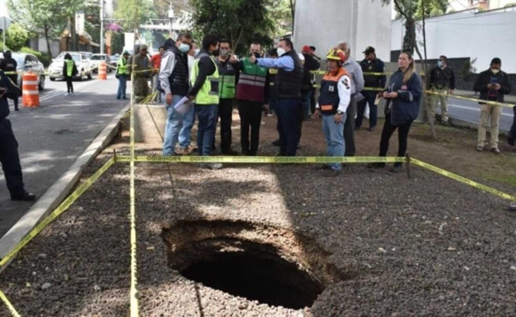 Aparece socavón de 10 metros en La Magdalena Contreras; estiman que quede reparado en un mes