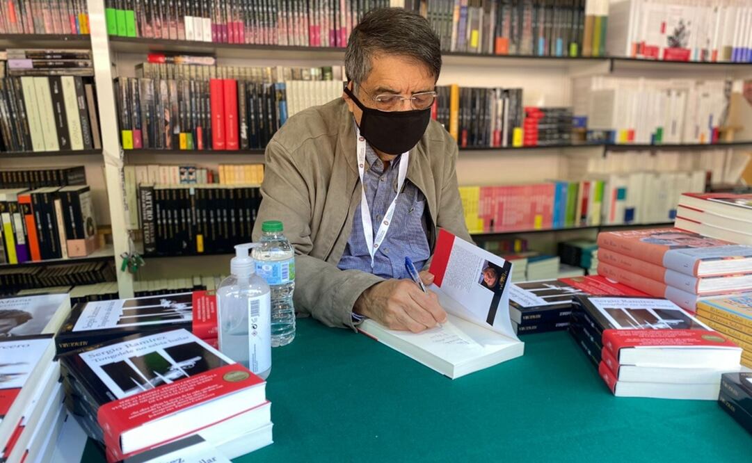 El escritor nicaragüense Sergio Ramírez, víctima de la represión política en Nicaragua, autografia ejemplares de su más reciente libro "Tongolele no sabía bailar". Foto: Facebook