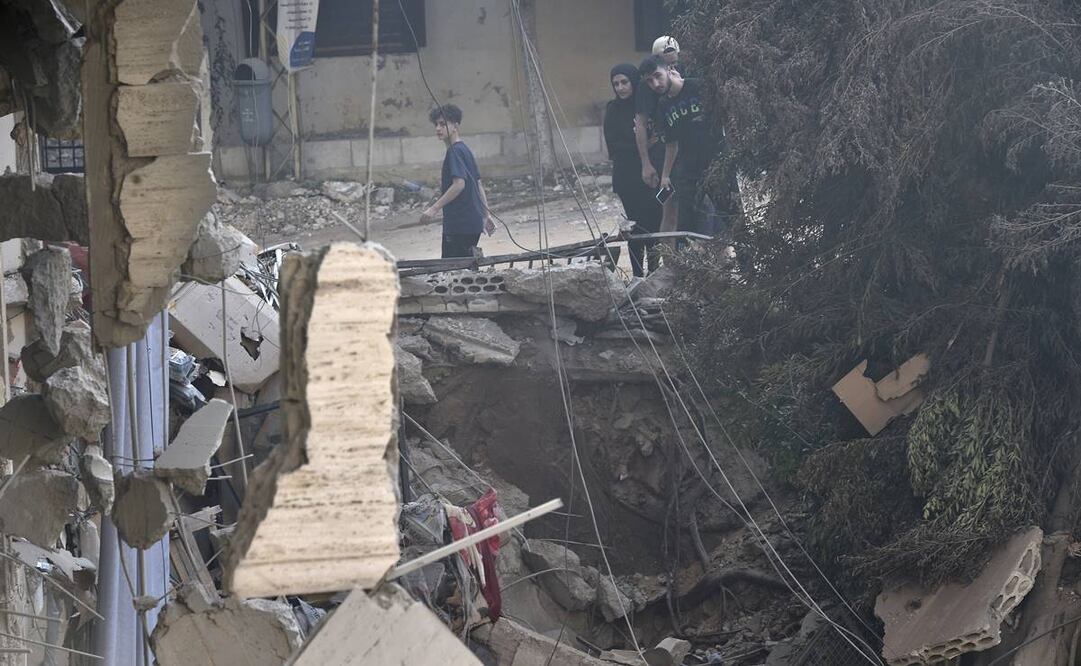 Un hombre inspecciona edificios destruidos en el barrio Haret Hreik de los suburbios del sur de Beirut, después de los ataques militares israelíes en Beirut, Líbano. Foto: EFE/Archivo