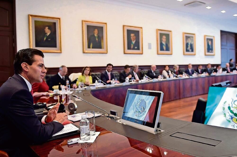 El presidente Enrique Peña Nieto tuvo un encuentro con los funcionarios en Los Pinos y ordenó redoblar los esfuerzos para alcanzar los objetivos trazados (PRESIDENCIA)