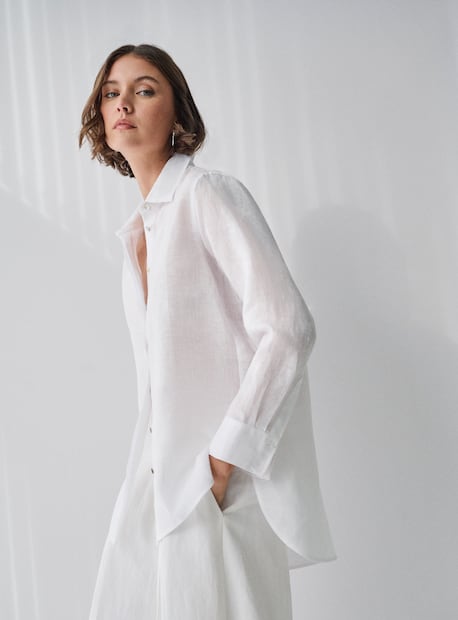 Camisa blanca ideal para fondo de armario. Foto: Roberto Verino