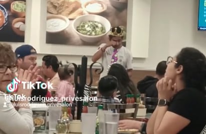 Familia deja plantado a joven en su cumpleaños en La Casa de Toño y meseros lo festejan, TIKTOK