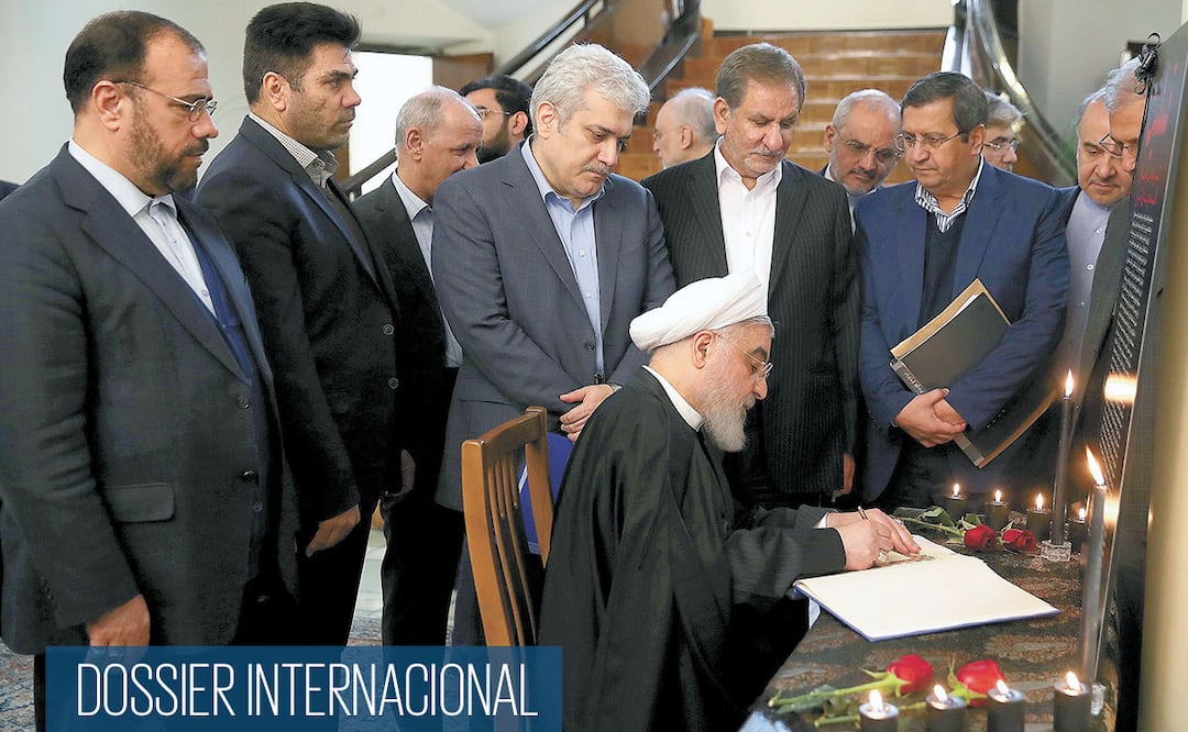 El presidente iraní, Hassan Rouhani, al firmar un libro que tiene los nombres de las víctimas por el derribo del avión ucraniano, en Teherán. Foto: AFP