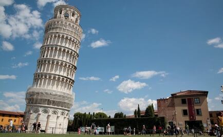 Turistas tallan sus nombres en la Torre de Pisa; antes de ser arrestados se toman una selfie