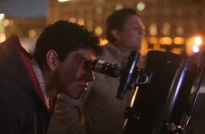 "Noche de las Estrellas" en el Zócalo reúne a más de 80 mil personas observando el cielo