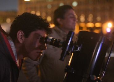 "Noche de las Estrellas" en el Zócalo reúne a más de 80 mil personas observando el cielo