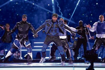Usher hace memorable actuación en el Medio tiempo del Super Bowl