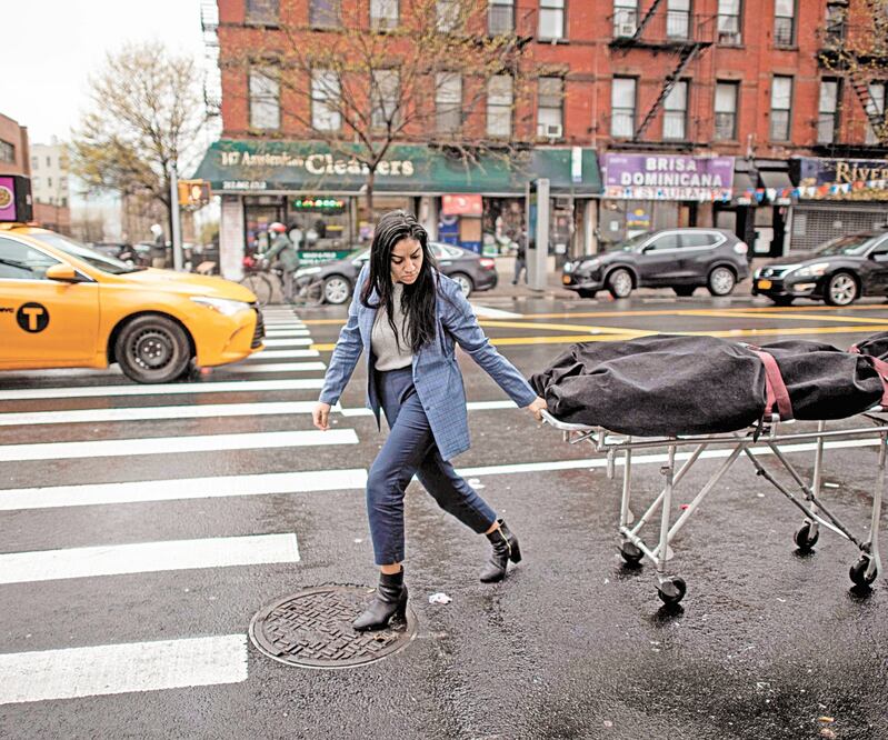Alisha Narvaez transporta un cuerpo a la Funeraria Internacional, en Harlem, Nueva York. Foto: JOHANNES EISELE. AFP