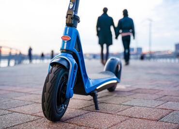 Bugatti presenta su scooter completamente eléctrico