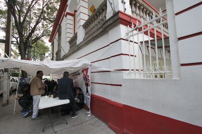 Manifestantes de Cultura pernoctan frente a casa de transición de AMLO