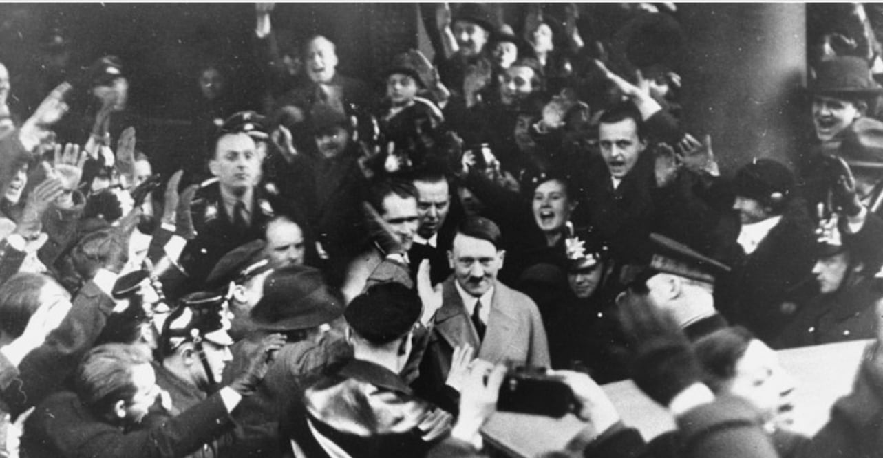 Alemanes aplauden a Adolf Hitler tras su nombramiento como canciller en Berlín, 30 de enero de 1933 — reflejo del apoyo popular inicial. Crédito: United States Holocaust Memorial Museum
