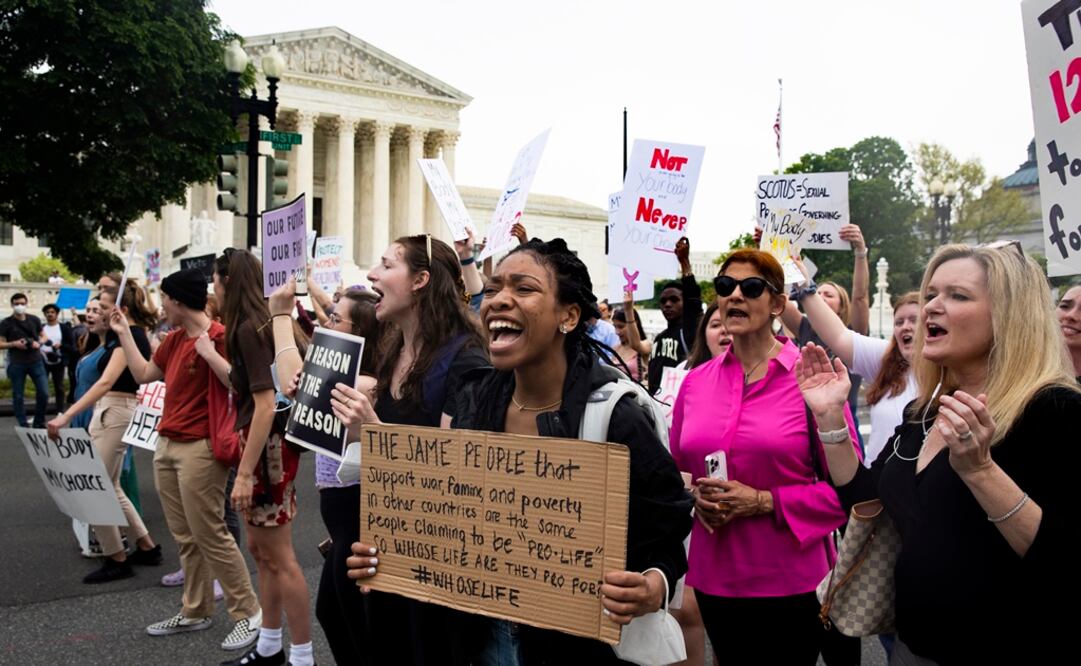 Los defensores del derecho al aborto gritan a los defensores antiaborto cercanos durante las protestas frente a la Corte Suprema en Washington. Foto: EFE