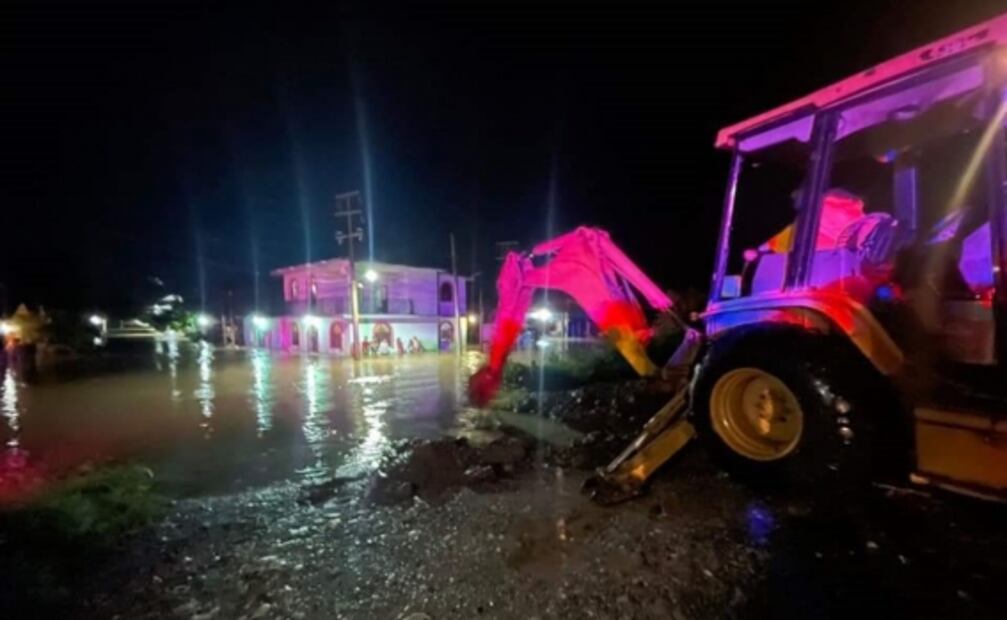 Damnificados reciben agua, despensas y hasta una res para comer en Oaxaca