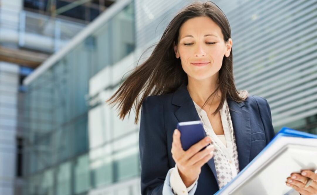 En Hawai se quiere implementar una ley que multe a las personas con 250 dólares que crucen la calle mirando su celular