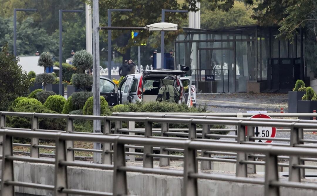 Policías y fuerzas de seguridad turcas acordonan una zona cerca de un auto tras una explosión en Ankara, el domingo 1 de octubre de 2023. Foto: AP
